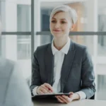 Seorang profesional HR sedang melakukan wawancara kerja di kantor modern